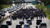 Aksi memprotes kematian George Floyd di tangan polisi ini telah berlangsung di berbagai kota di Amerika Serikat. AP Photo/John Minchillo.
