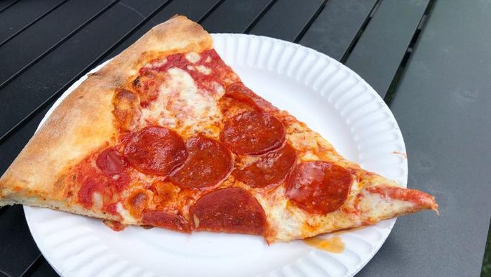 Penumpang pesawat hangatkan pizza dengan lampu LED