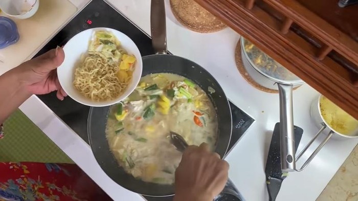 Susi Pudjiastuti masak