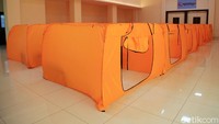 Sebanyak 30 bilik isolasi mandiri didirikan di GOR tersebut.