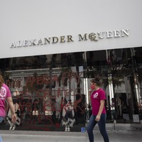 Aksi protes kematian George Floyd meluas ke berbagai negara bagian dan kota di Amerika Serikat, tanpa terkecuali Los Angeles, California. Sayangnya, unjuk rasa yang menuntut keadilan dan menolak aksi rasisme itu berujung aksi penjarahan dan vandalisme. Butik-butik mewah di surga belanja kaum elite, Rodeo Drive, pun menjadi korban. Salah satunya butik desainer dan label Inggris Alexander McQueen. Tampak kaca bagian depan penuh coretan, Minggu (31/5/2020). (Foto: AP/Christian Monterrosa)