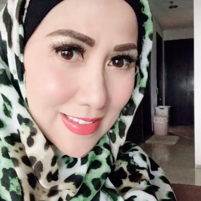 Selama masa pandemi virus Corona, Venna Melinda mengisi kegiatannya selama #dirumahaja dengan membuat video untuk konten Youtubenya Venna Melinda Channel yang sudah mempunyai 28.700 subscribers. Konten Youtubenya berisi tentang kegiatannya sehari-hari dan juga wawancara santai dengan sesama artis lainnya. Dalam berbagai konten YouTube tersebut, Venna juga tampil dengan hijab. Foto: Dok. Instagram Venna Melinda