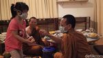 Melihat Umat Buddha Berdoa di Tengah Pandemi