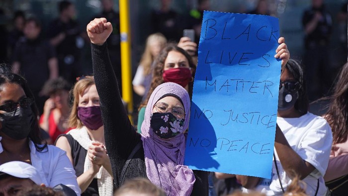 Potret Muslimah Jerman Ikut Demo Dukung George Floyd BERLIN, GERMANY - MAY 31: A Muslim woman wears a face mask that reads: