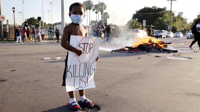 Anak-anak Ikut Turun Bela George Floyd Demo memprotes kematian pria kulit hitam bernama George Floyd terus berlangsung di Amerika Serikat. Aksi yang sudah berlangsung beberapa hari itu juga diikuti anak-anak.