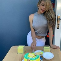 Dari berbagai unggahannya di Instagram, Danna yang terlahir sebagai pria sesekali memasang fotonya dalam balutan bikini yang menunjukkan perawakannya bak perempuan tulen. (Foto: Instagram/Danna Sultana)