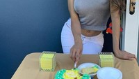 Selain itu ia juga memamerkan pesta ulang tahun yang dirancang oleh suaminya. Ini pose kerennya saat memotong kue ulang tahunnya. Foto: Instagram @dannasultana