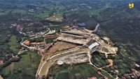 Penandatanganan kontrak pembangunan Bendungan Pidekso telah dilakukan sejak Februari 2015, tetapi baru bisa dimulai pekerjaan fisiknya pada Maret 2018 karena kendala pengadaan lahan. Saat ini progres fisik pembangunannya sudah mencapai 85,12 persen dan ditargetkan selesai pada tahun 2021. Foto: Dok. Kementerian PUPR