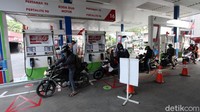 Warga tampak antre sesuai garis yang telah dibuatkan pihak SPBU.
