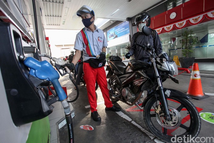 SPBU MT Haryono, Jakarta, mulai menerapkan protokol kenormalan baru. Saat mengisi bensin, pengendara harus menjaga jarak.