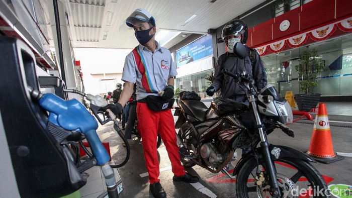 SPBU MT Haryono, Jakarta, mulai menerapkan protokol kenormalan baru. Saat mengisi bensin, pengendara harus menjaga jarak.