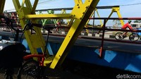 Sebagian warga memanfaatkan hari libur nasional dengan bersepeda di kawasan Sungai Cisadane.