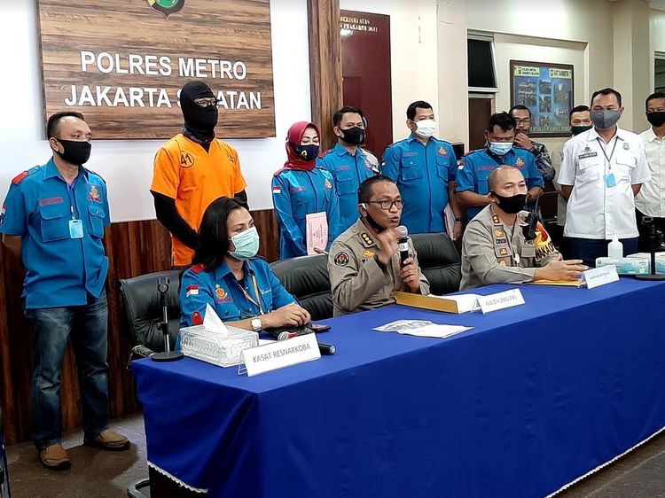 Penampakan Dwi Sasono Berbaju Tahanan