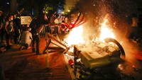 Selain memblokade, demonstran juga menggelar aksi bakar-bakar di tengah jalan di Washington. AP Photo/Alex Brandon.
