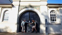 CEO Kebun Binatang Taronga Cameron Kerr dan Gillian Markham membuka gerbang untuk umum di Kebun Binatang Taronga pada 01 Juni 2020 di Sydney, Australia. 