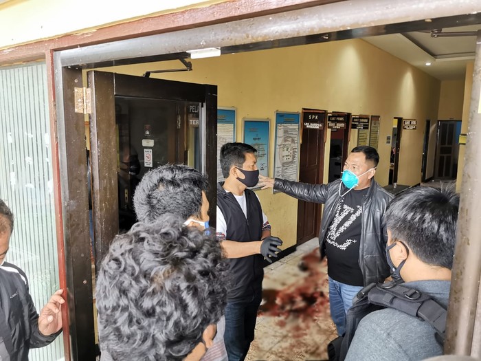 Kapolda Kalsel Irjen Nico Afinta Cek TKP Polsek Daha yang Diserang Teroris