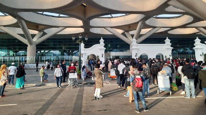 Kerumuman penumpang dan pengantar di Bandara Kulon Progo, 1/6/2020