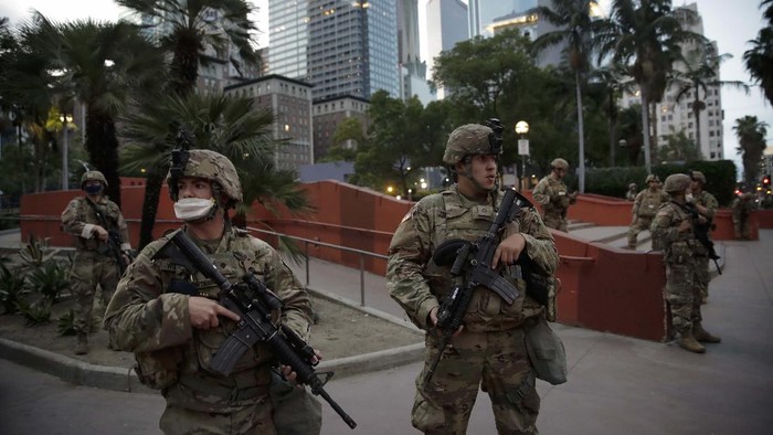 A U.S. National Guard soldier watches over Hollywood Blvd., Sunday, May 31, 2020, in Los Angeles. Protests were held in U.S. cities over the death of George Floyd, a black man who died after being restrained by Minneapolis police officers on May 25. (AP Photo/Chris Pizzello)