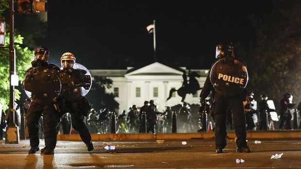 Police stand on H Street as demonstrators protest the death of George Floyd, Sunday, May 31, 2020, near the White House in Washington. Floyd died after being restrained by Minneapolis police officers (AP Photo/Alex Brandon)
