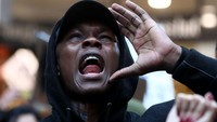 Petarung UFC Israel Adesanya ikut berdemo di Auckland, Selandia Baru, Senin (1/6).