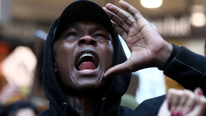 Petarung UFC Israel Adesanya Ikut Demo Kematian George Floyd AUCKLAND, NEW ZEALAND - JUNE 01: UFC fighter Israel Adesanya joins in the protest down Queen Street on June 01, 2020 in Auckland, New Zealand. The rally was organised in solidarity with protests across the United States following the killing of an unarmed black man George Floyd at the hands of a police officer in Minneapolis, Minnesota. (Photo by Hannah Peters/Getty Images)