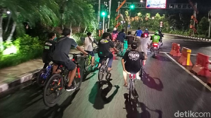 Suasana Malam di Kota Surabaya Saat PSBB Jilid 3 PSBB Surabaya Jilid 3 sudah memasuki hari ke-6. Di jalanan Kota Surabaya, banyak dijumpai warga yang ngontel atau bersepeda kemudian berkerumun nongkrong di pinggir jalan saat malam hari.