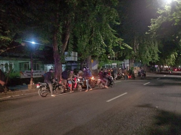 puluhan remaja nongkrong di jalanan surabaya