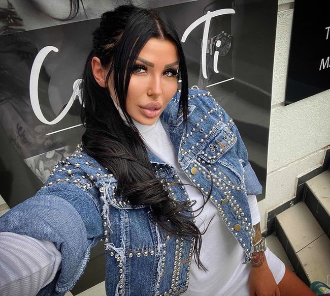 Ia menjadi sensasi saat membintangi reality show Parovi setelah bercinta dengan salah satu peserta reality show. Foto: dok. Instagram Tijana Maksimovic