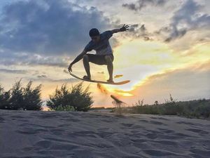 Siapkan Mentalmu untuk Sandboarding di Parangkusumo, Yogyakarta