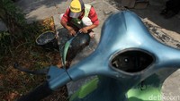 Di tangah mereka, Vespa ini akan disulap jadi kinclong.