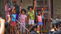 Sejumlah anak mengepalkan tangan sebagai tanda mendukung aksi memprotes kematian George Floyd. Martha Ascencio-Rhine/Tampa Bay Times via AP.
