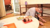 Seorang jemaat memberi salam kepada Biksu usai memberi makan.