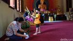 Melihat Umat Buddha Berdoa di Tengah Pandemi