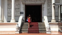 Seorang jemaah keluar dari Vihara Dhammacakka Jaya usai beribadah.
