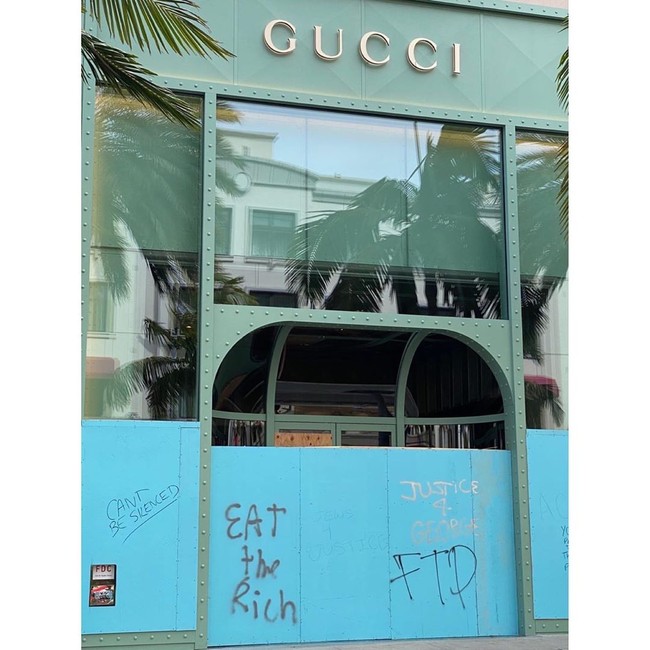 Jendela etalase butik Gucci ditutupi papan sebagai pelindung. Namun, upaya tersebut sia-sia setelah sempat beredar video yang memperlihatkan sejumlah orang merusak papan tersebut dan mencoba masuk. Meski upaya mereka gagal, kaca-kaca etelasa sudah sempat dirusaki.  (Foto: Instagram/@diet_prada)