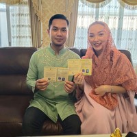 Zaskia Gotik menikah siri dengan Sirajuddin Mahmud pada April 2020. Keduanya kemudian menikah resmi dan mendaftarkan pernikahan mereka ke Kantor Urusan Agama (KUA) pada Juni 2020. Zaskia sempat digosipkan hamil di luar nikah. Namun dia memberikan klarifikasi dengan mengaku sudah menikah siri sebelum menikah resmi. Foto: Zaskia Gotik dan Sirajuddin Mahmud (IG)