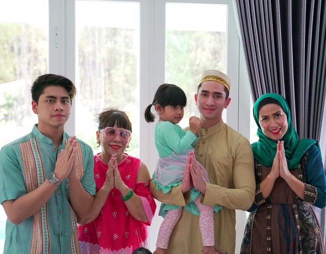 Ibu dari tiga orang anak ini membagikan momen saat berhijab dan mengucapkan selamat berpuasa bersama dengan ketiga anaknya, Verrell Bramasta, Athalla Naufal dan Vania Athabina dan ibunda tercinta, Ayumade Rachmawati. Venna mengenakan hijab segiempat warna hijau dipadu dengan busana bermotif tenun. Foto: Dok. Instagram Venna Melinda