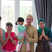 Ibu dari tiga orang anak ini membagikan momen saat berhijab dan mengucapkan selamat berpuasa bersama dengan ketiga anaknya, Verrell Bramasta, Athalla Naufal dan Vania Athabina dan ibunda tercinta, Ayumade Rachmawati. Venna mengenakan hijab segiempat warna hijau dipadu dengan busana bermotif tenun. Foto: Dok. Instagram Venna Melinda