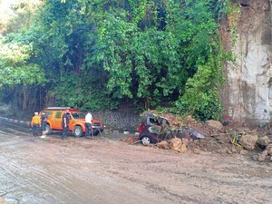Pohon Tumbang dan Tanah Longsor di Badung Bali, 1 Unit Mobil Tertimpa