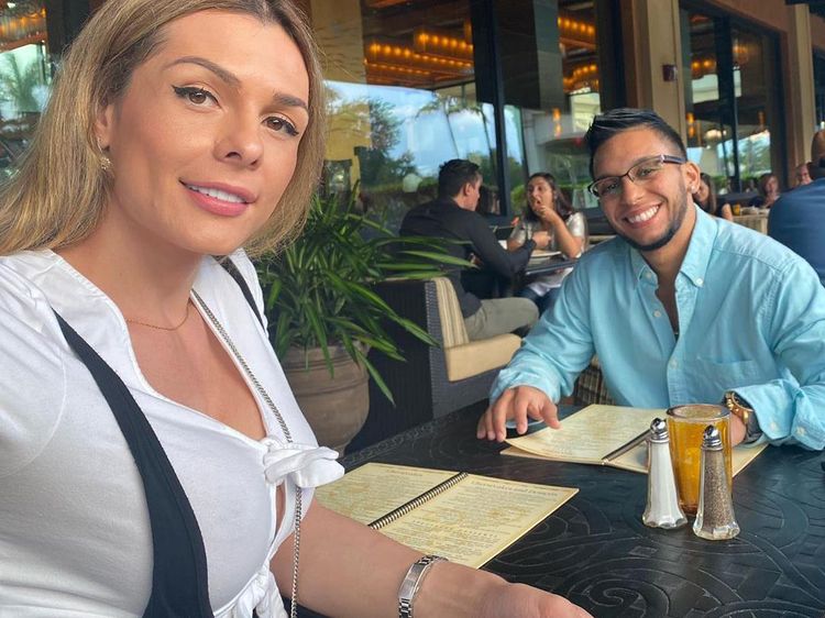 Momen Kulineran Danna Sultana, Model Transgender yang Bikin Heboh