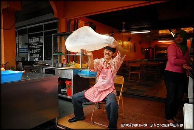 Atraksi Roti Canai, Ada yang Nyangkut di Kepala Orang dan Tiang Rumah