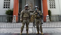 Tentara AS berjaga di depan TCL Chinese Theatre. AP Photo/Chris Pizzello.