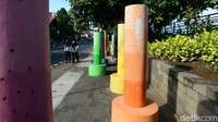 Hanya beberapa warga yang beraktivitas di kawasan Sungai Cisadane. Mereka beraktivitas dengan tetap menerapkan protokol kesehatan seperti memakai masker.