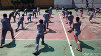 Olahraga ini dilakukan di bawah sinar matahari pagi.