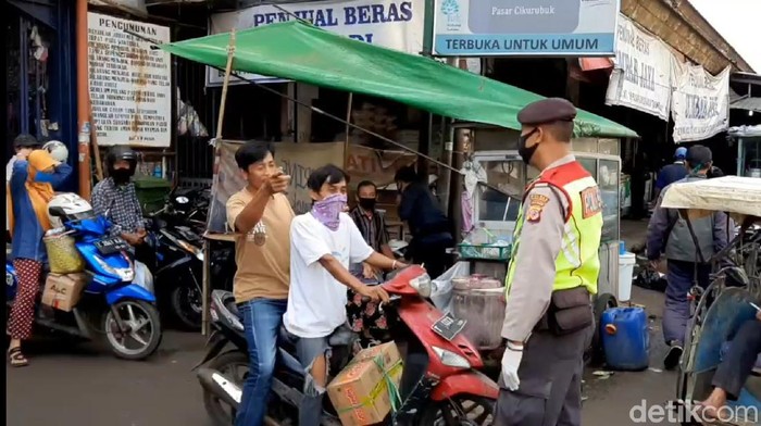 Warga Abaikan Masker di Tasikmalaya