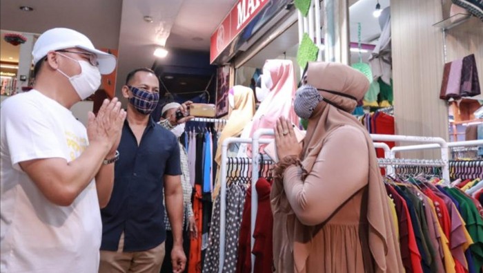Gubernur Bengkulu, Rohidin Mersyah mendatangi pasar dan mal untuk memantau aktivitas masyarakat terkait kepatuhan menerapkan protokol kesehatan.