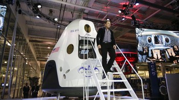 Musk berdiri di depan Crew Drago, kapsul antariksa besutan SpaceX yang dirancang terbang ke orbit rendah Bumi Foto: AP/John Raoux