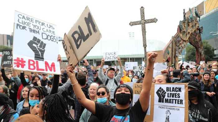 Some 4,000 New Zealand protesters demonstrate against the killing of Minneapolis man George Floyd in a Black Lives Matter protest in Auckland on June 1, 2020. (Photo by MICHAEL BRADLEY / AFP)