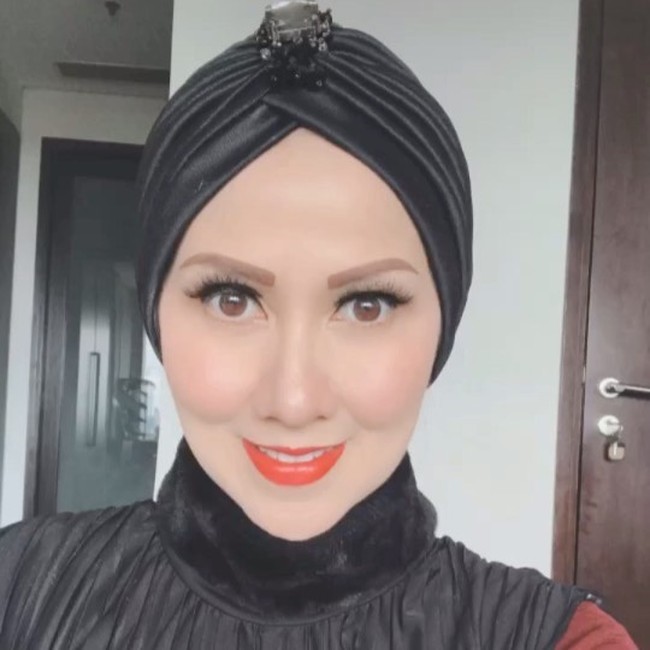 Venna Melinda yang memulai karier aktingnya dalam film Catatan Si Boy II sering membagikan foto selfie dirinya saat mengenakan hijab lewat akun Instagramnya @vennamelindareal. Warganet pun langsung membanjiri kolom komentar Instagram Venna. Ada yang memujinya dan ada juga yang bilang agar Venna mempertahankan hijabnya. Foto: Dok. Instagram Venna Melinda