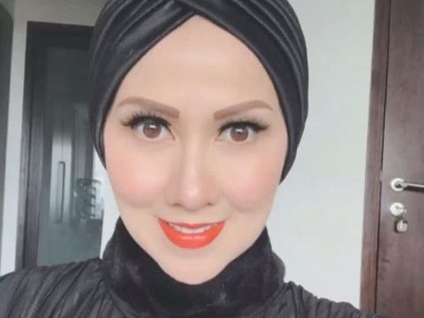 Venna Melinda berhijab